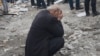 Житель города Диярбакыр на юго-востоке Турции во время поиска выживших в землетрясении 6 февраля 2023 года.&nbsp;На юго-востоке Турции в провинции Кахраманмараш <a href="https://d2oyf6pp5nbza7.cloudfront.net/a/v-turtsii-proizoshlo-moschnoe-zemletryasenie/32257118.html" target="_self">произошло землетрясение</a> магнитудой 7,8 балла. Толчки ощущались в соседних странах. Рухнули тысячи зданий