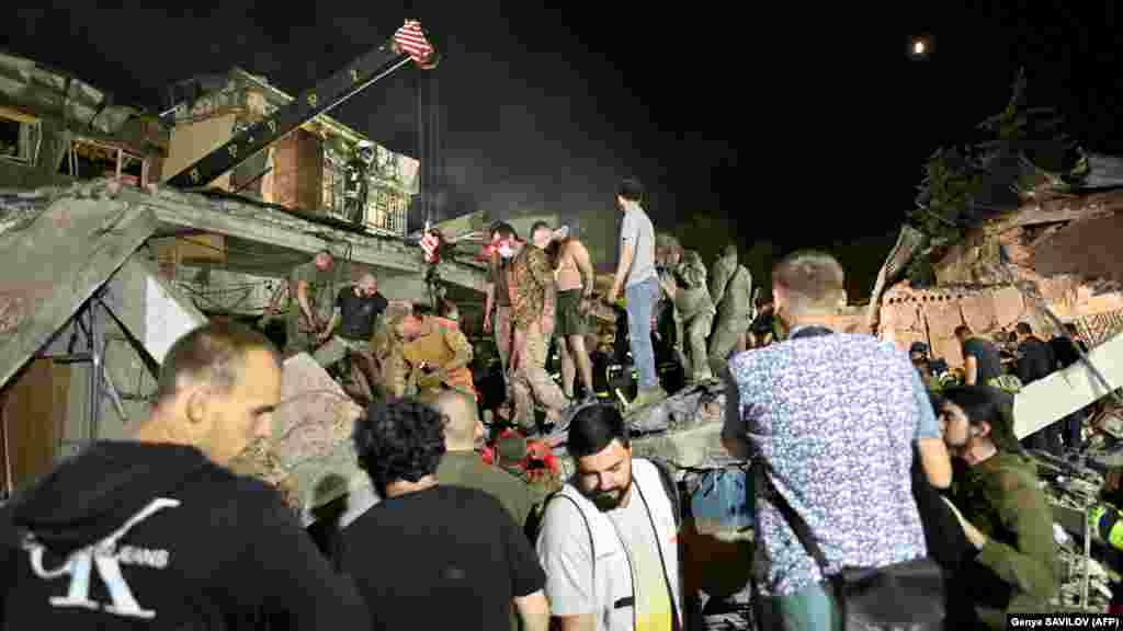 Спасатели и волонтеры вытаскивают из-под завалов людей