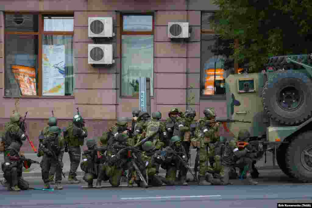 Бойцы ЧВК "Вагнер" стоят возле штаба Южного военного округа. Россия, Ростов-на-Дону, 24 июня 2023 года