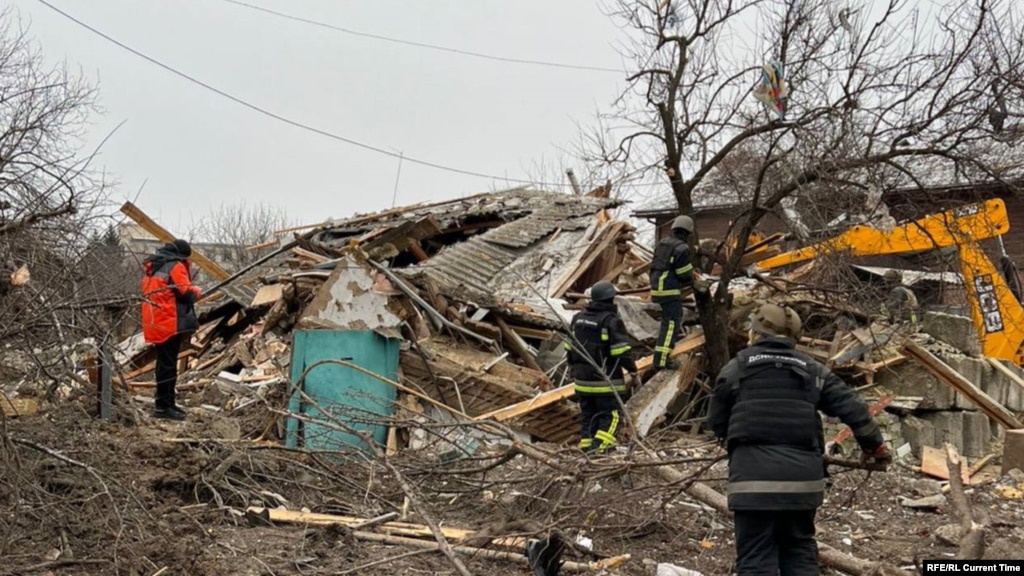Спасатели разбирают завалы жилого дома в Змиеве Харьковской области после ракетного удара войск РФ, 8 января 2024 года