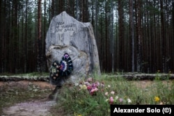 An inscription at a memorial in Sandarmokh reads "People, do not kill each other."