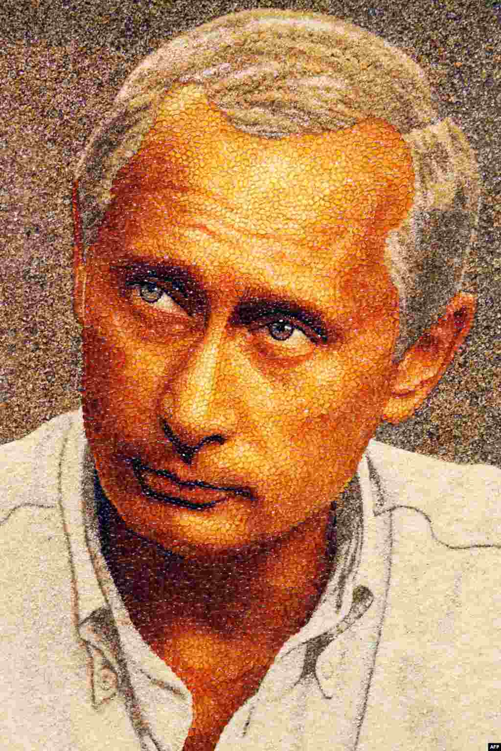 Портрет Владимира Путина, сделанный из янтаря, в одной из галерей Петербурга. Стоимость произведения - свыше 2,000 евро