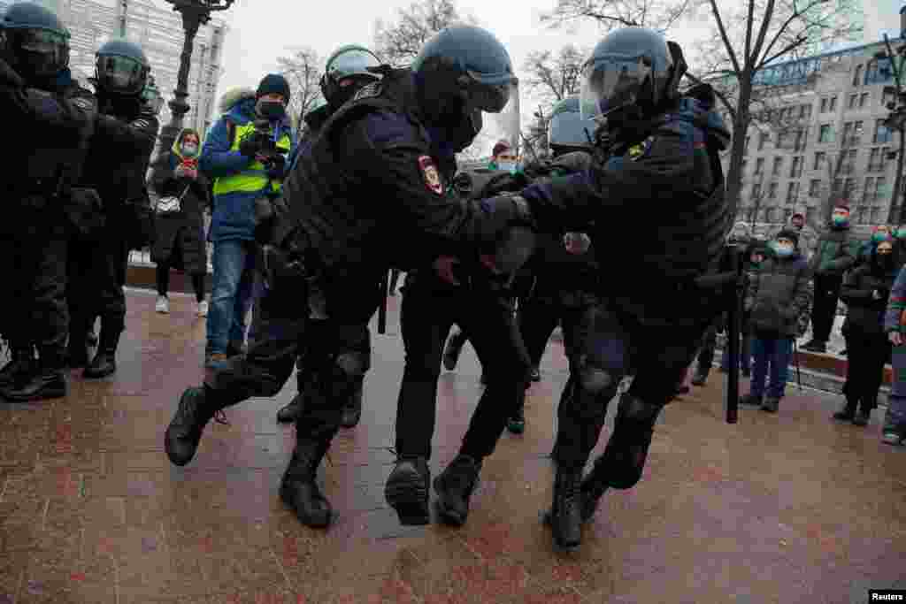 The detentions began in Moscow's Pushkin Square long before the official start of the rally for opposition leader Aleksei Navalny's release from prison. 