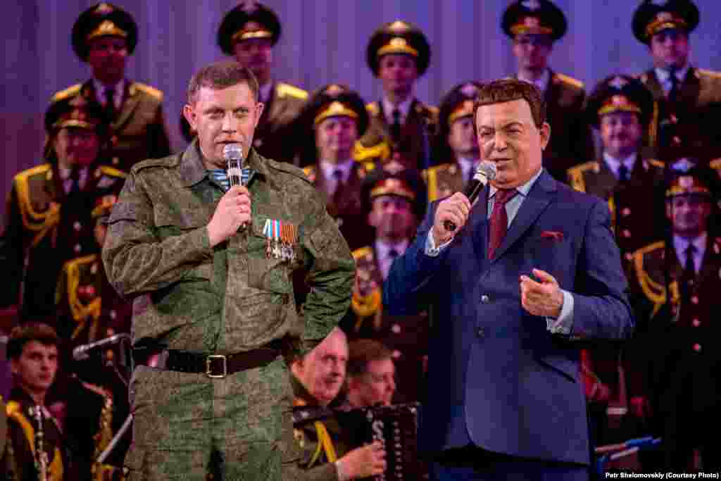 Иосиф Кобзон и Александр Захарченко поют советские песни во время концерта в Донецке, Украина. Октябрь 2014 года