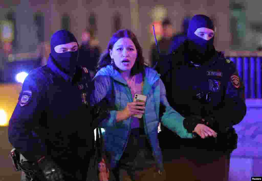 Протестующие в шествии по Москве скандировали "Нет войне" и "Путина – в окопы"