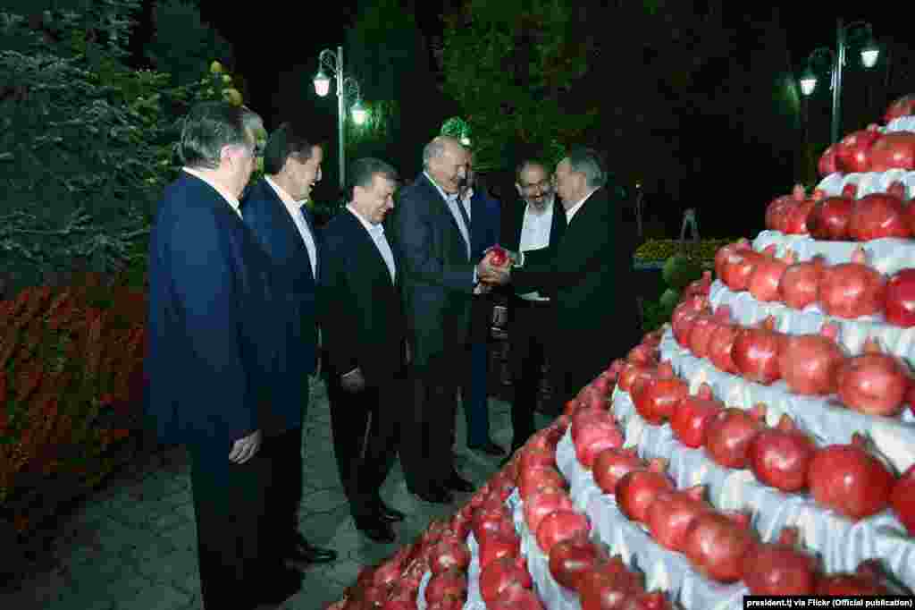 Президент Беларуси Александр Лукашенко получает гранат из рук главы Казахстана Нурсултана Назарбаева, между ними – премьер Армении Никол Пашинян 