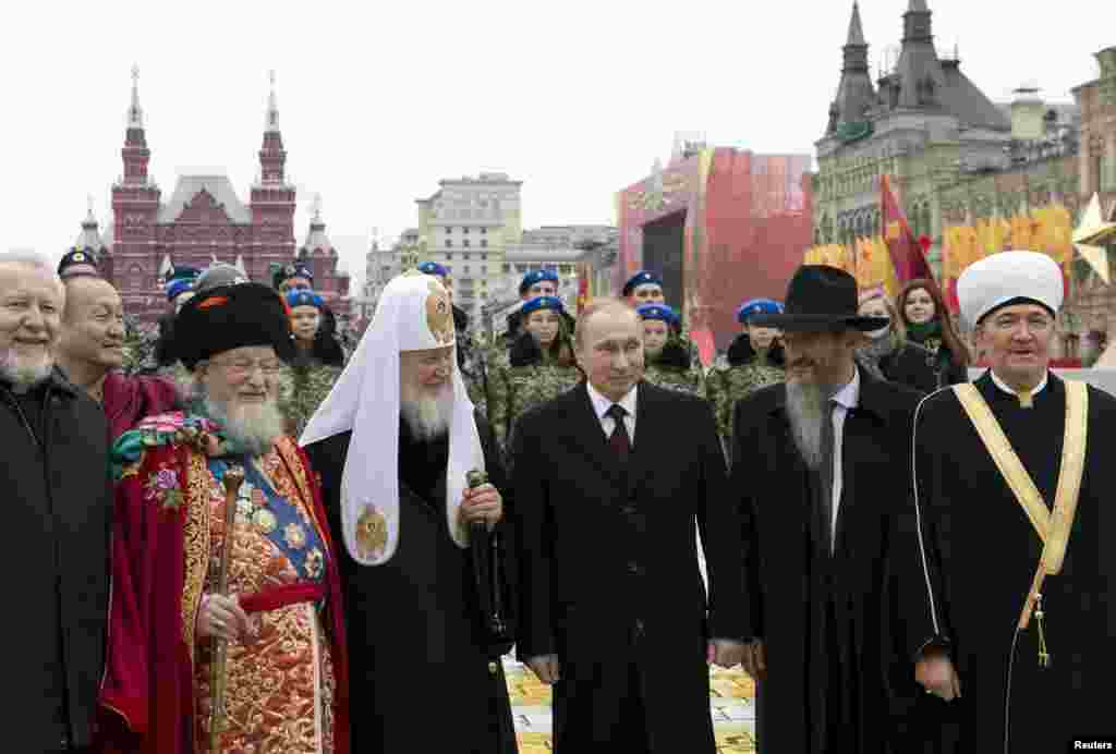 На фото (слева направо): епископ Российского объединенного союза христиан веры евангельской Сергей Ряховский, глава Буддийской традиционной сангхи России Дамба Аюшеев, председатель Центрального духовного управления мусульман Талгат Таджутдин, патриарх Московский и всея Руси Кирилл, Владимир Путин, главный раввин России (Федерация еврейских общин России) Берл Лазар и председатель Совета муфтиев России Равиль Гайнутдин