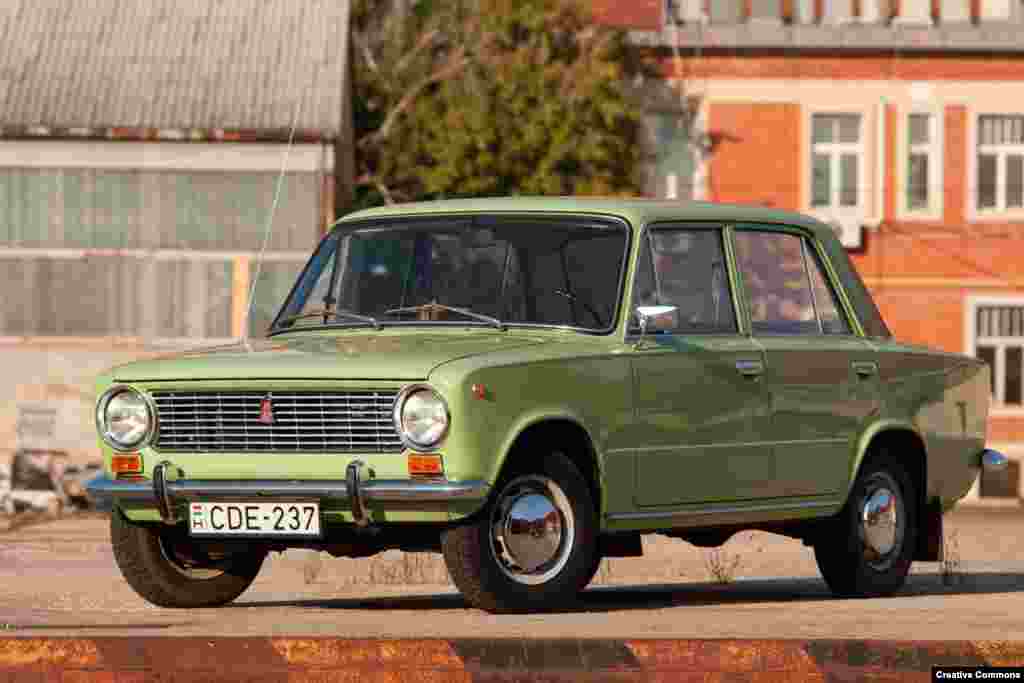 Fiat заключил сделку с советским правительством о создании завода в Тольятти, названном в 1964 году в честь итальянского коммуниста Пальмиро Тольятти. "Жигули" (экспортное название Lada) были смоделированы по образу и подобию Fiat, но с более толстой сталью и более высоким подъемом для российских дорог. Знаменитый автомобиль выпускался почти 18 лет, а Тольятти – дом АвтоВАЗа, крупнейшего автопроизводителя страны, который контролирует французская Groupe-Renault, – остается центром автомобильного производства в России и сегодня