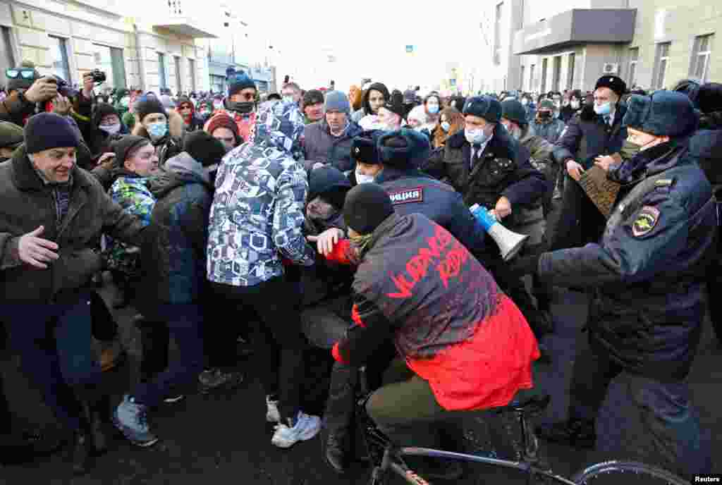 Protesters scuffle with police in Vladivostok. As of 1:30 p.m., Moscow time, law enforcement had detained 35 people in the city, according to non-governmental law-enforcement watchdog OVD-Info. 