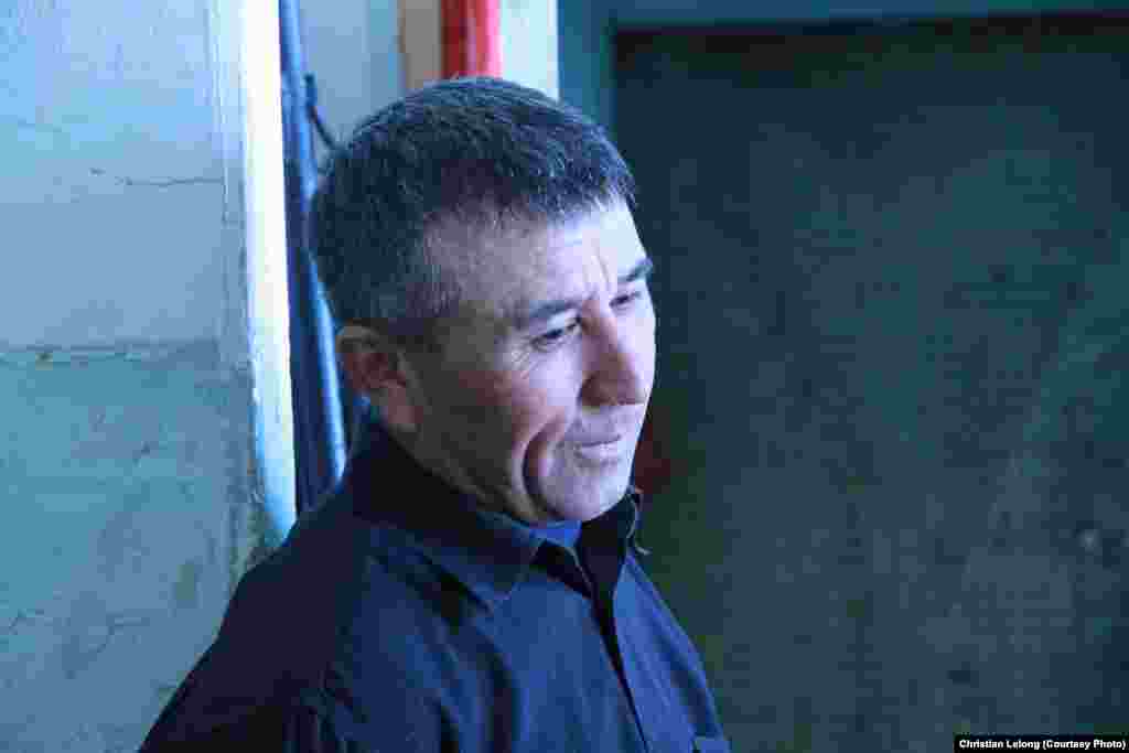 Ибрагим, трудовой миграт из Узбекистана, приехал из города Гулистана. По специальности он сварщик, в селе работает на электростанции. 