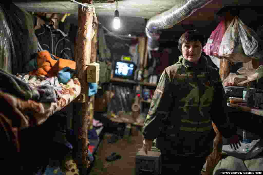 Медсестра Татьяна в бункере на КПП в Горловке. Донецк. Украина. Октябрь 2014 