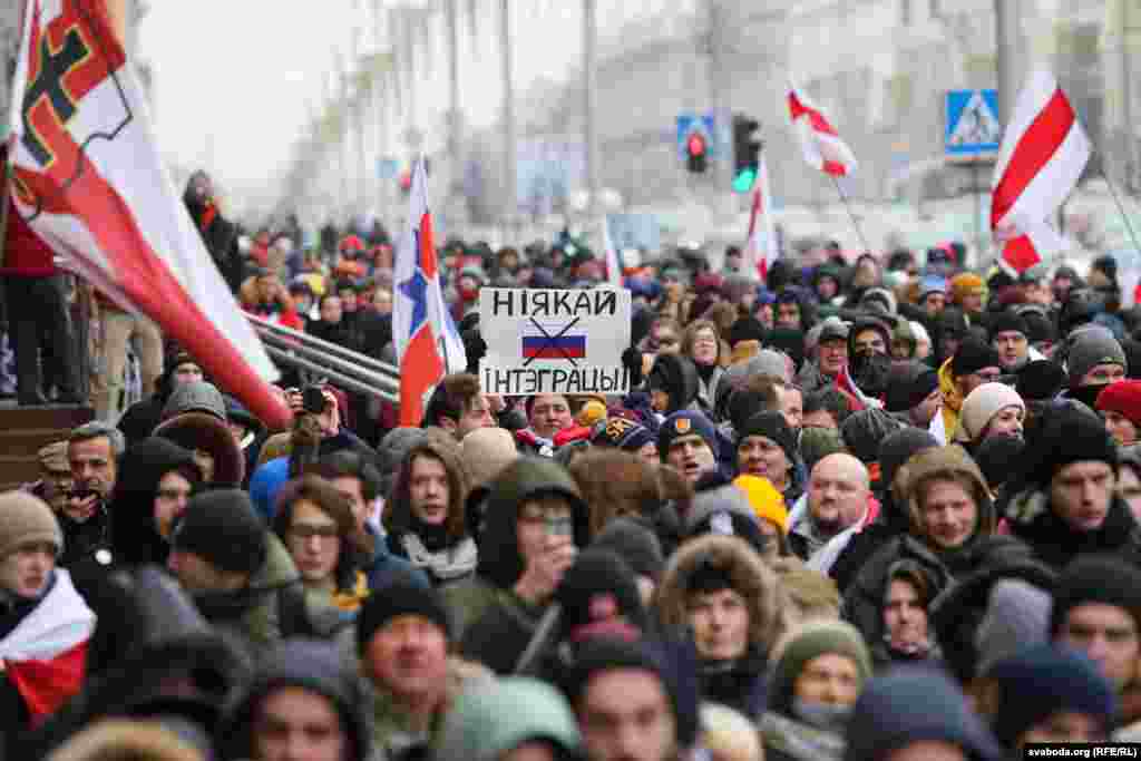 "В мире более трех тысяч наций и народностей. И только около двухсот сумели создать свои независимые государства. Мы, белорусы, среди них. Это наша самая большая ценность", – сказал выступающим писатель Владимир Орлов. Фото: svaboda.org (RFE/RL)