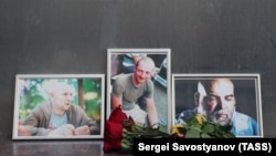 Flowers brought to Мoscow's Central House of Journalists in 2018 to honor Aleksandr Rastorguyev, Kirill Radchenko, and Orkhan Dzhemal. 