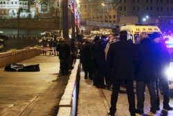 At the site of Boris Nemtsov’s murder on Moscow’s Bolshoi Moskvoretsky Bridge. The slain politician lies in a body bag to the left.