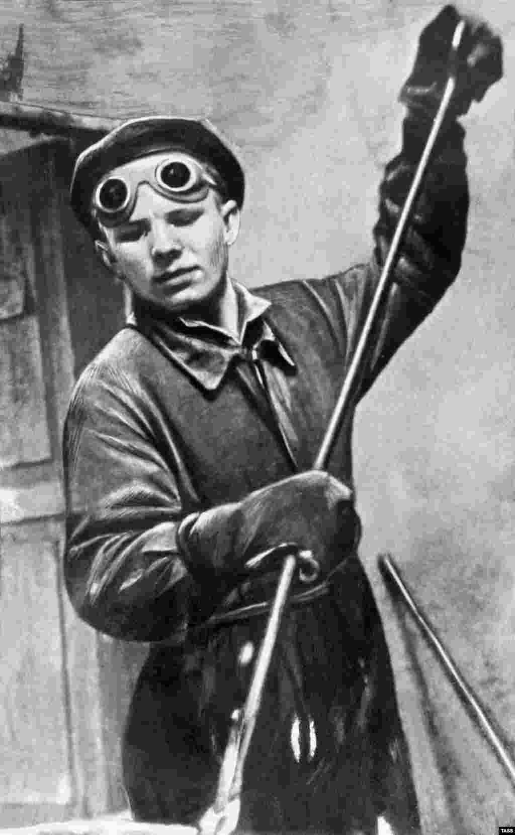 Гагарин в литейном цехе Люберецкого завода сельхозмашин, 1951 год. Он окончил ремесленное училище по специальности "формовщик-литейщик", а затем учился в Саратовском техническом техникуме