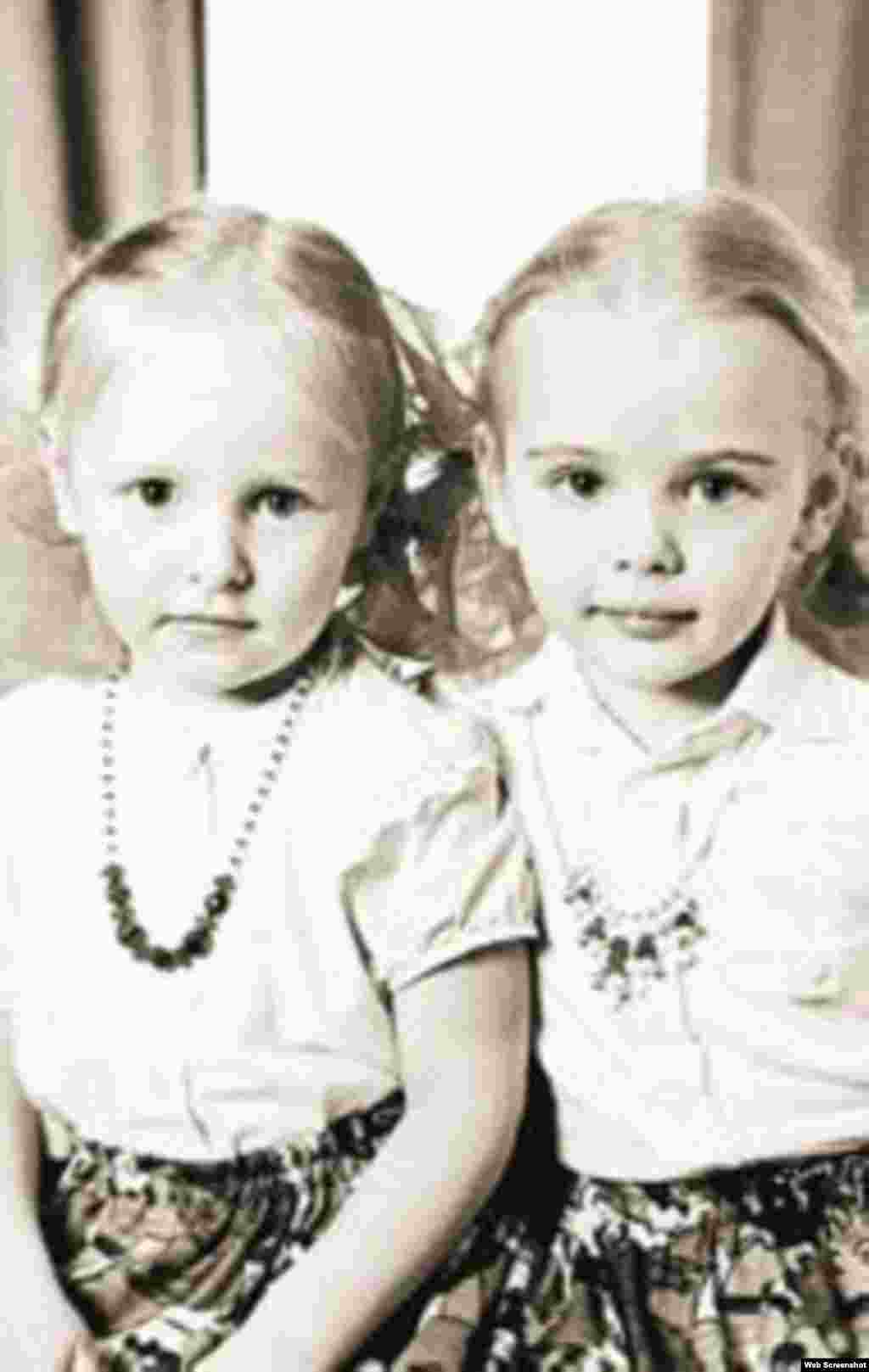 Дочери Путина Екатерина и Мария в детстве. В 1985 году, перед отъездом в Германию, у Владимира и Людмилы Путиных родилась дочь Мария. Младшая Катерина родилась в 1986 году – уже в Дрездене. Обеих девочек назвали в честь бабушек: Марии Ивановны Путиной и Екатерины Тихоновны Шкребневой (информация с личного сайта президента России)