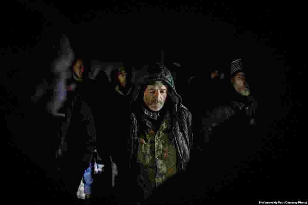 Украинский военнослужащий ждет своей очереди 