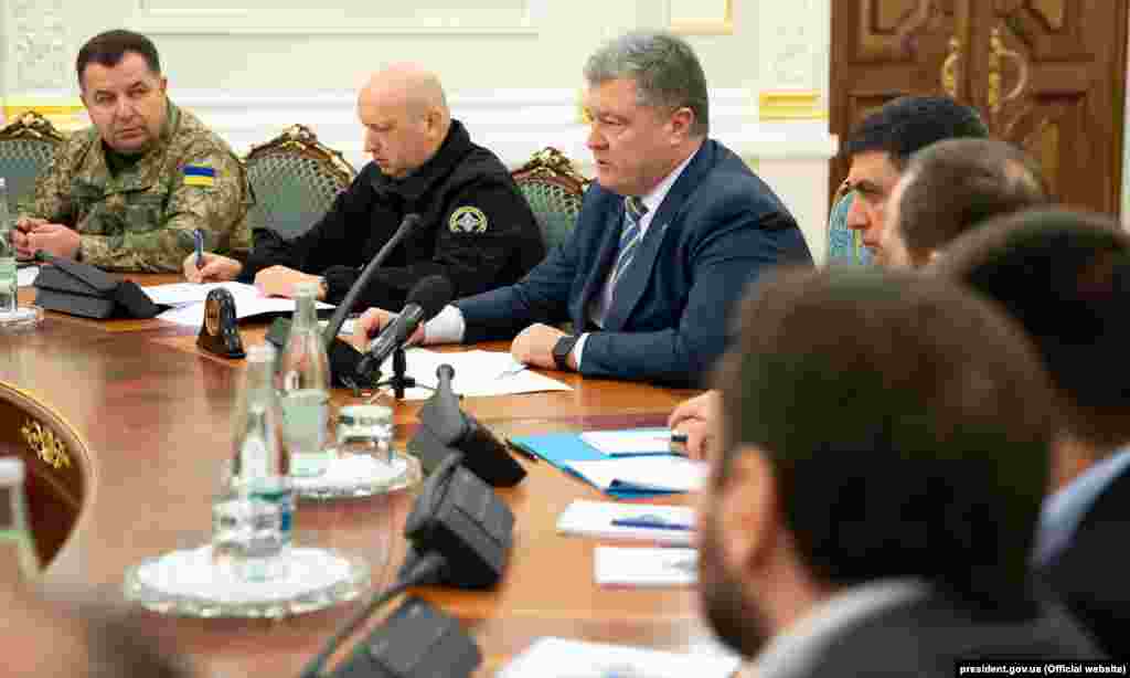 На экстренном заседании Совета национальной безопасности и обороны Украины глава службы Петр Цигикал сообщил, что погранслужба перейдет на усиленный режим охраны границы, а армию приведут в состояние полной боевой готовности. Петр Порошенко также объявил, что в понедельник Рада проголосует за введение в стране военного положения. Многие опасаются, что из-за него в Украине могут сорваться президентские выборы
