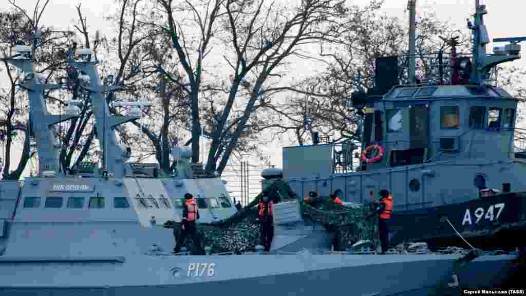 Ближе к вечеру Россия все-таки пропустила украинские суда, но вскоре стало известно об их обстреле. По данным командования Военно-морских сил Украины, это произошло за пределами территориальных вод аннексированного Крыма. Ранения получили шесть военнослужащих Украины, которым, по сообщеним российской стороны, оказали медицинскую помощь. Все три катера вместе с военнослужащами российские пограничники задержали и доставили в порт Керчи