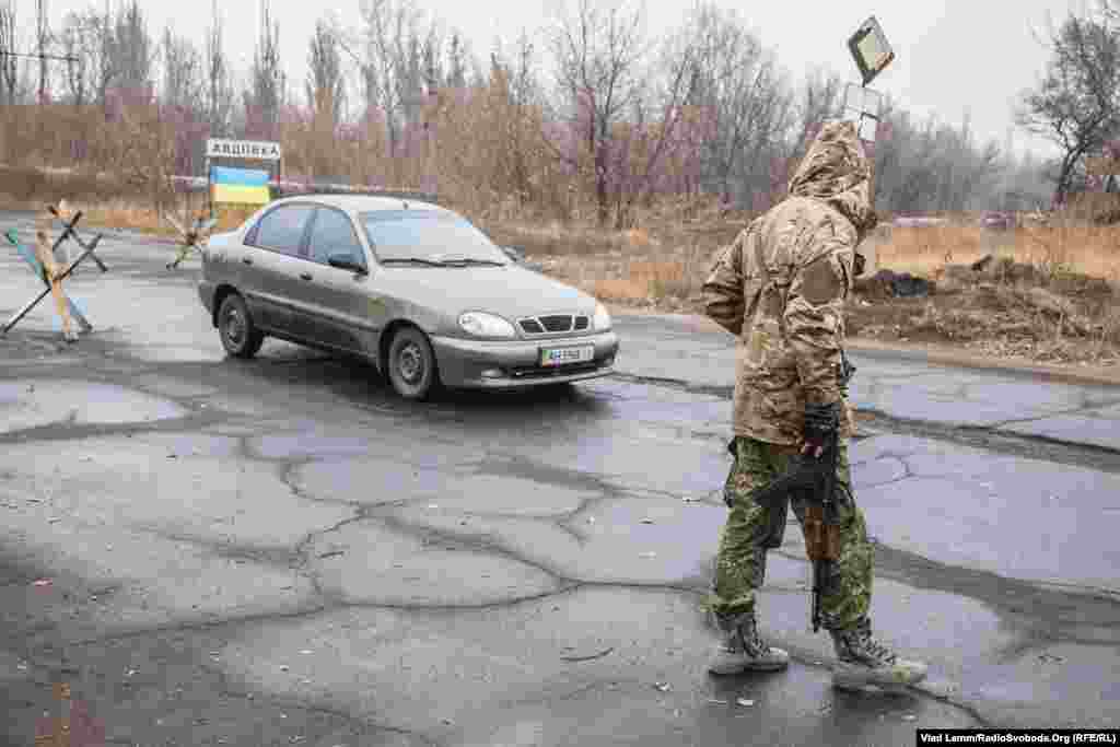 Боец полка "Днепр-1" на блокпосту при въезде в Авдеевку