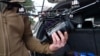 Оптоволоконный беспилотник в руках украинского военнослужащего, Донецкая область