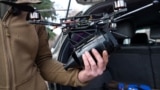 Оптоволоконный беспилотник в руках украинского военнослужащего, Донецкая область