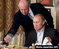 Yevgeny Prigozhin (left) with Vladimir Putin in 2011.