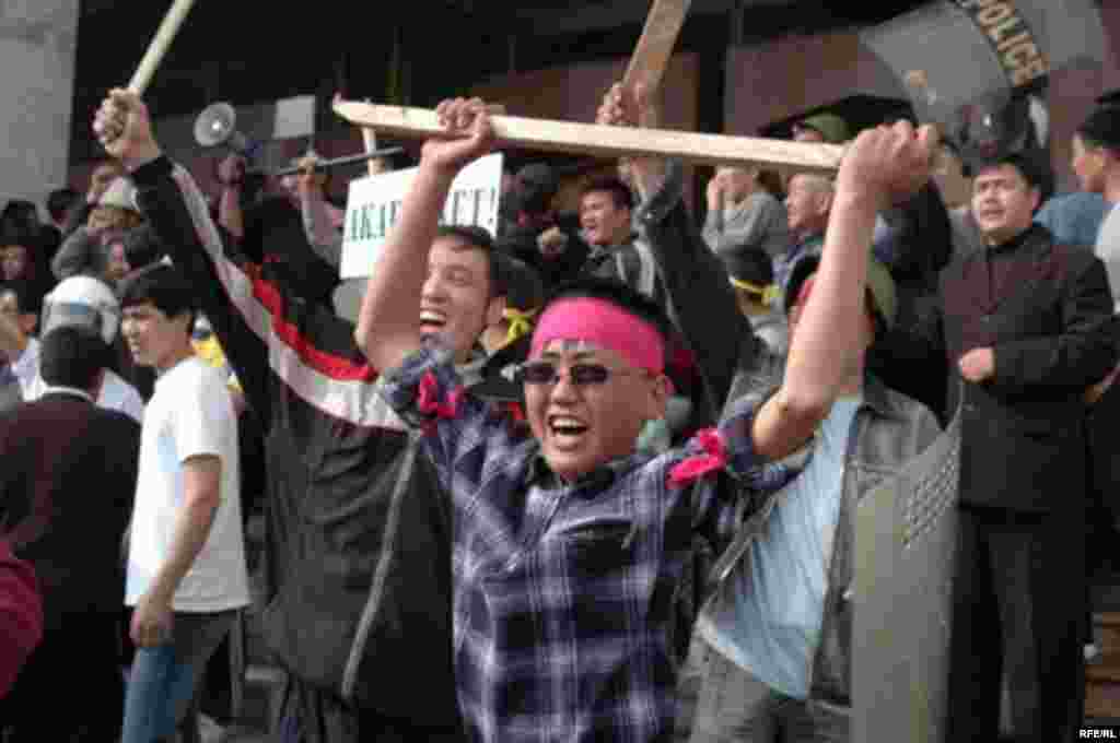 24 марта 2005 года на главной площади Бишкека Ала-Тоо на митинг за отставку действующей власти собралось более 30 тысяч человек