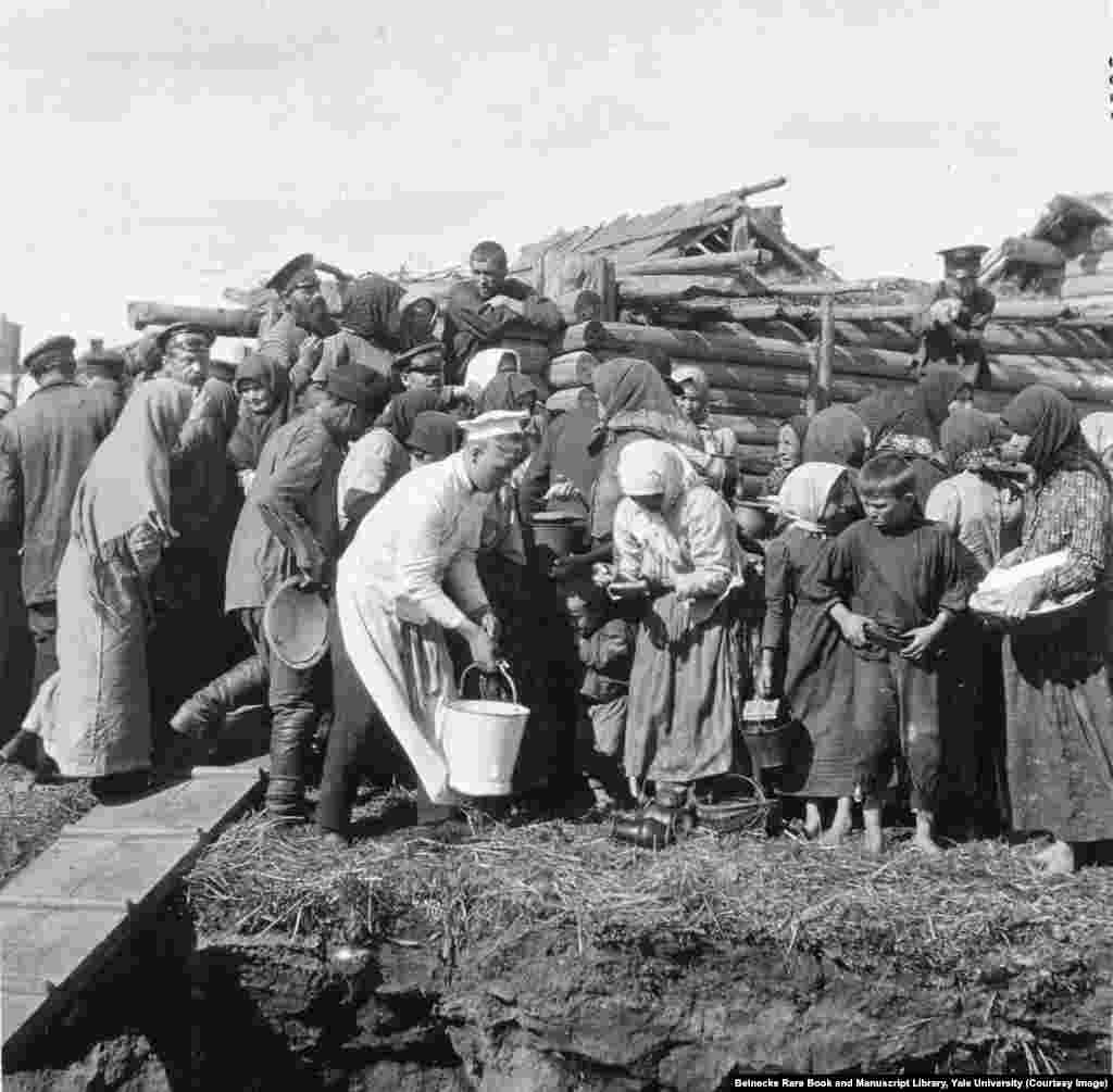 Крестьяне, случайно попавшие в объектив фотографа во время поездки царской семьи. Это фото в альбоме царской семьи – одно из немногих, запечатлевших обычных людей