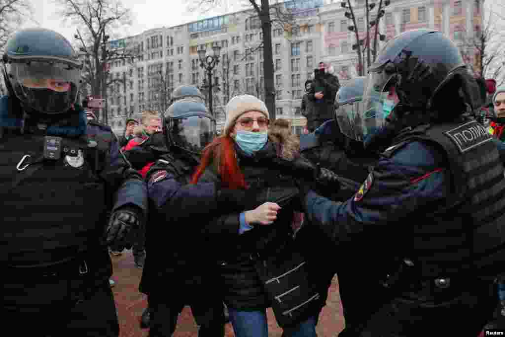 Riot police in Moscow appeared to work usually in groups of four to six to detain one person. Women appeared to make up the minority of detainees. 