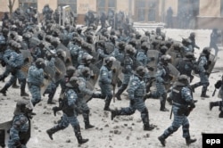 Members of Ukraine's Berkut riot police attack protesters during an anti-government protest in downtown Kyiv on January 22, 2014.