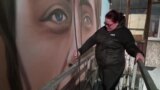 "Это история героя". Евгений Гладенко рисует муралы памяти погибших украинских военных в Киеве после того, как был убит его друг