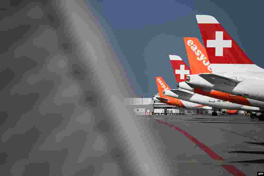 Самолеты лоукостера EasyJet и "Швейцарских авиалиний" в аэропорту Женевы, Швейцария. 3 апреля 2020 года