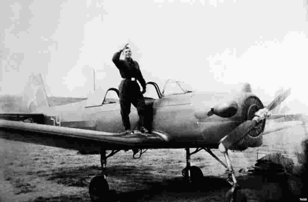 Гагарин в годы учебы в Саратовском аэроклубе, 1955 год. Позже он поступил в авиационное училище в Оренбурге. Он хорошо учился, но имел сложности с тем, как сажать самолет, что чуть не привело к его исключению из училища. Его невысокий рост мог влиять на угол обзора из кабины, поэтому Гагарин закончил учебу, летая на кресле с толстой подкладкой
