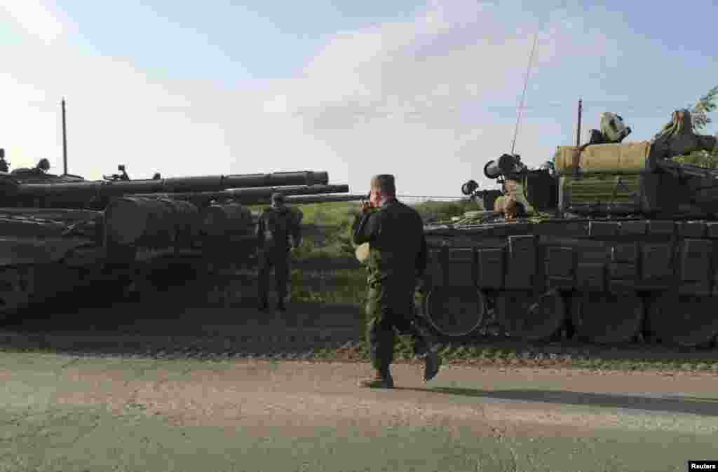 Военный конвой в Матвеевом Кургане. В числе вооружений, переброшенных на базу - реактивные системы залпового огня "Ураган", танки и самоходные артиллерийские установки. Такого рода оружие активно применялось в конфликте на Украине