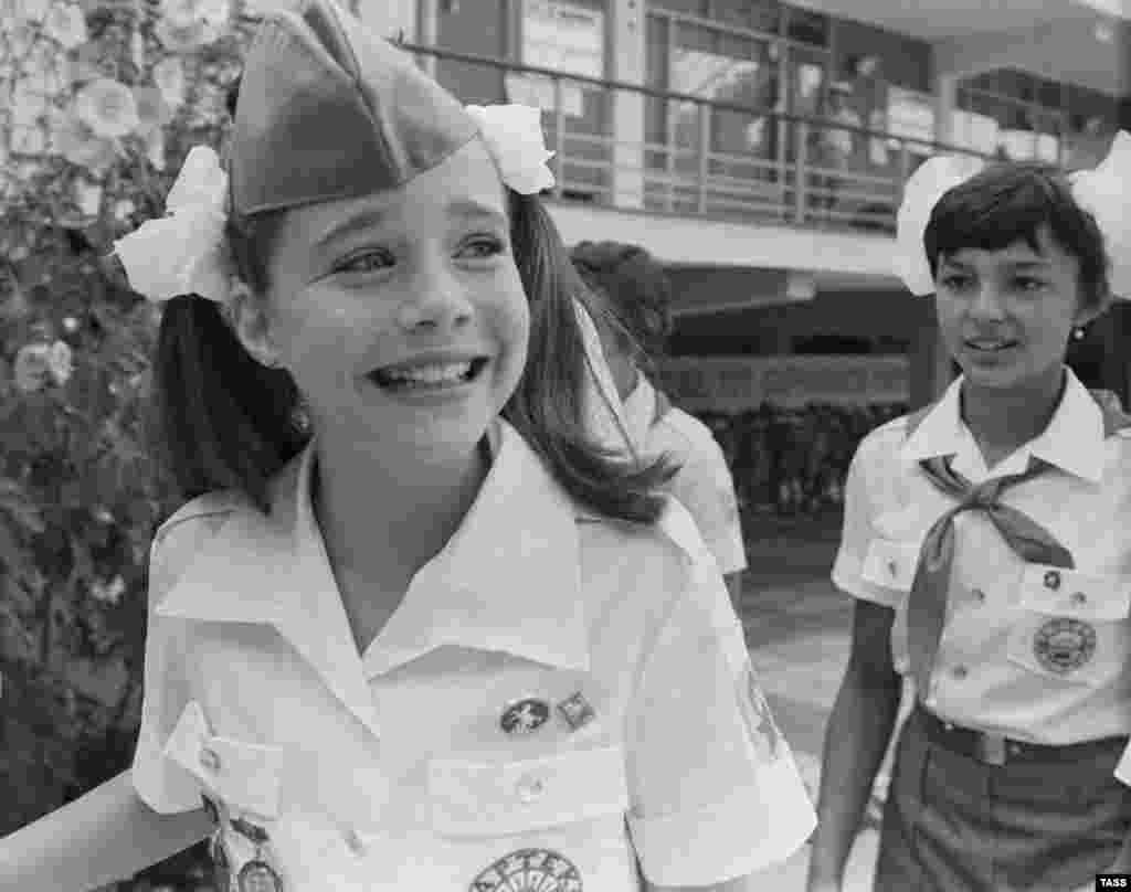 В 1983 году "Артек" впервые посетила американка - Саманта Смит. Девочка стала известной благодаря письму, которое она написала Юрию Андропову в разгар Холодной войны, после чего Саманту и ее родителей пригласили в лагерь На фото - Саманта Смит в "Артеке", 1983 год