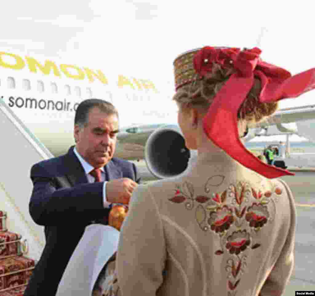 Президента Таджикистана Эмомали Рахмона встречают хлебом и солью в аэропорту Минска
