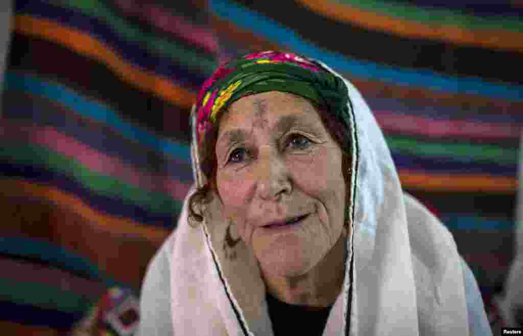 На фото - 75-летняя Фатима Беньядир. Свои татуировки она сделала тайком от родителей, когда ей было 12. &quot;Мне пришлось вытерпеть не только ужасную боль, но и гнев моих родителей&quot;, - вспоминает Фатима. Сейчас она жалеет, что решилась на этот шаг и пытается избавить себя от греха
