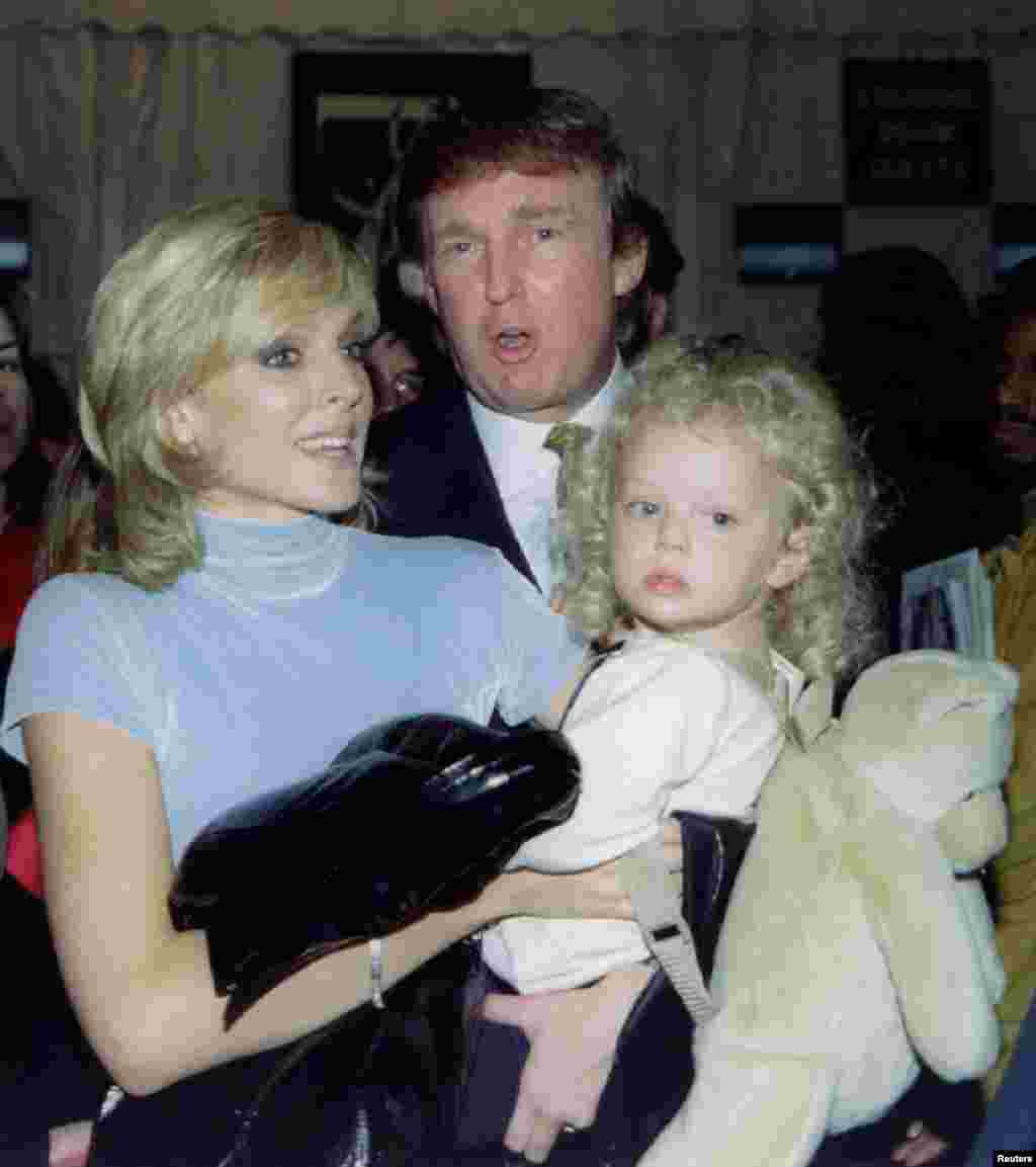 Трамп и Марла Мейплс с дочерью Тиффани в 1995 году. Супруги развелись в 1999 году 