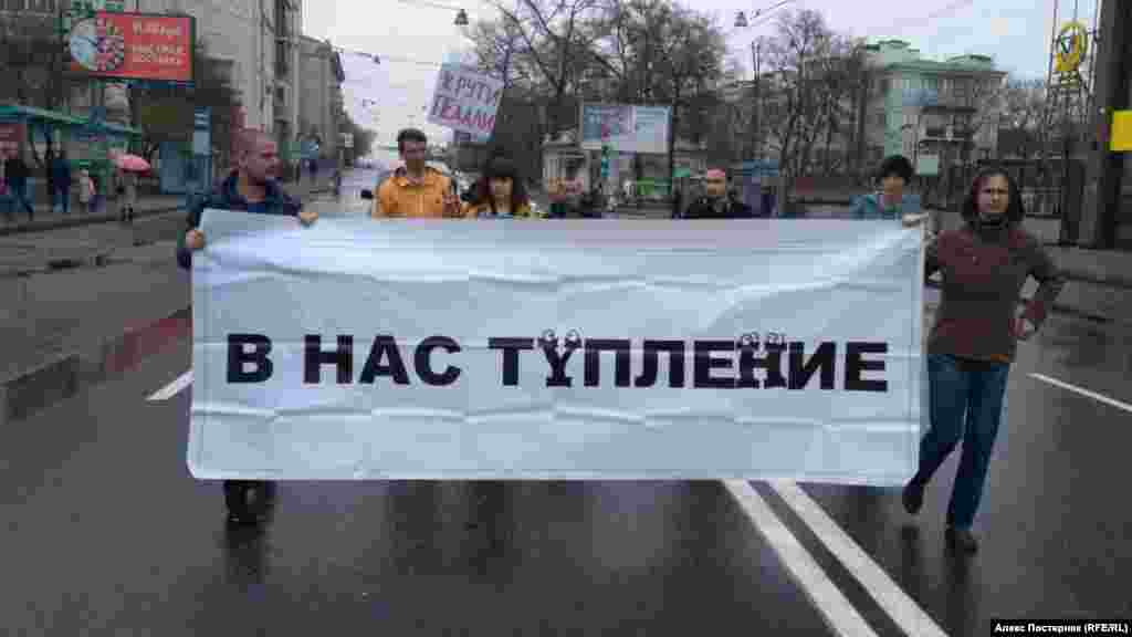 "В моем понимании мании "Монстрация" – это единственный праздник, на котором можно от души посмеяться. Он сравним с бразильским карнавалом или с прайдом в Западной Европе", – говорит Сергей Деркачев, участник Монстрации во Владивостоке