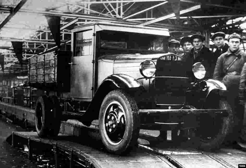 Первый грузовик марки ГАЗ сошел с конвейера в СССР в 1932 году. Тремя годами ранее американский промышленник Генри Форд подписал контракт с еще не до конца оперившимся Советским Союзом о создании завода в России. Поэтому ГАЗ можно считать лицензионной копией грузовика Ford