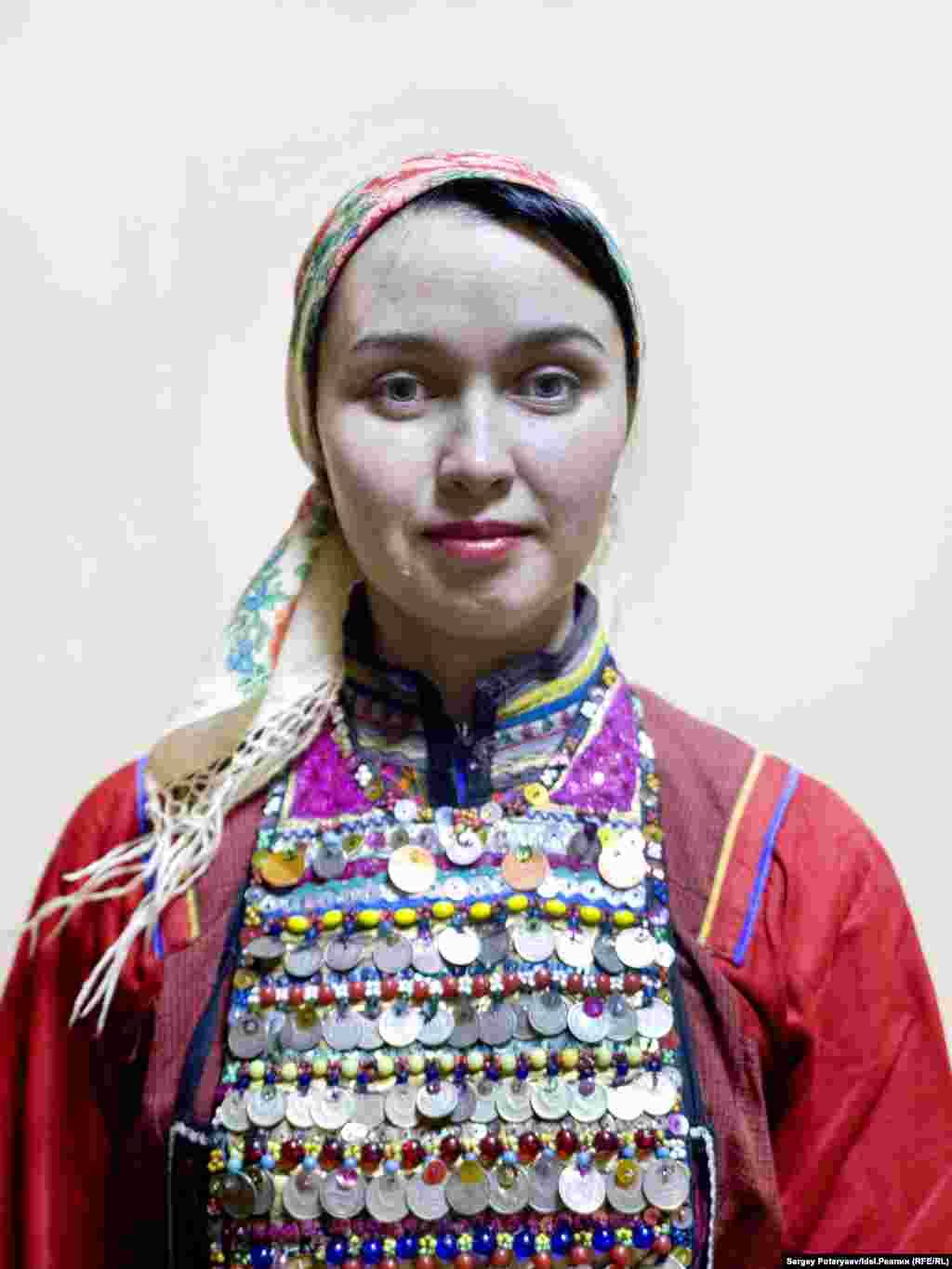 Вера Николаева, 31 год, музыкальный руководитель "Я хожу в рощу, но сейчас в городе, нет возможности делать это часто. Я очень горжусь, что я мари, и даже, можно сказать, националистка (смеется). Не люблю, когда не стремятся выучить марийский язык, тем более сейчас, после 90-х, когда он был не в почете у молодежи. Когда выхожу в лес, даже не обязательно что-то говорить – и так все понятно и чисто".