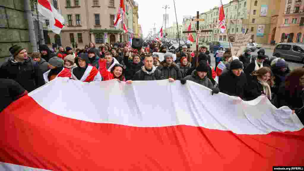 Участники акции протеста в Минске 7 декабря 2019 года прошли несанкционированным шествием по центру города. Колонна, в которой было до тысячи человек, шла по тротуарам, соблюдая правила дорожного движения. Фото: svaboda.org (RFE/RL)