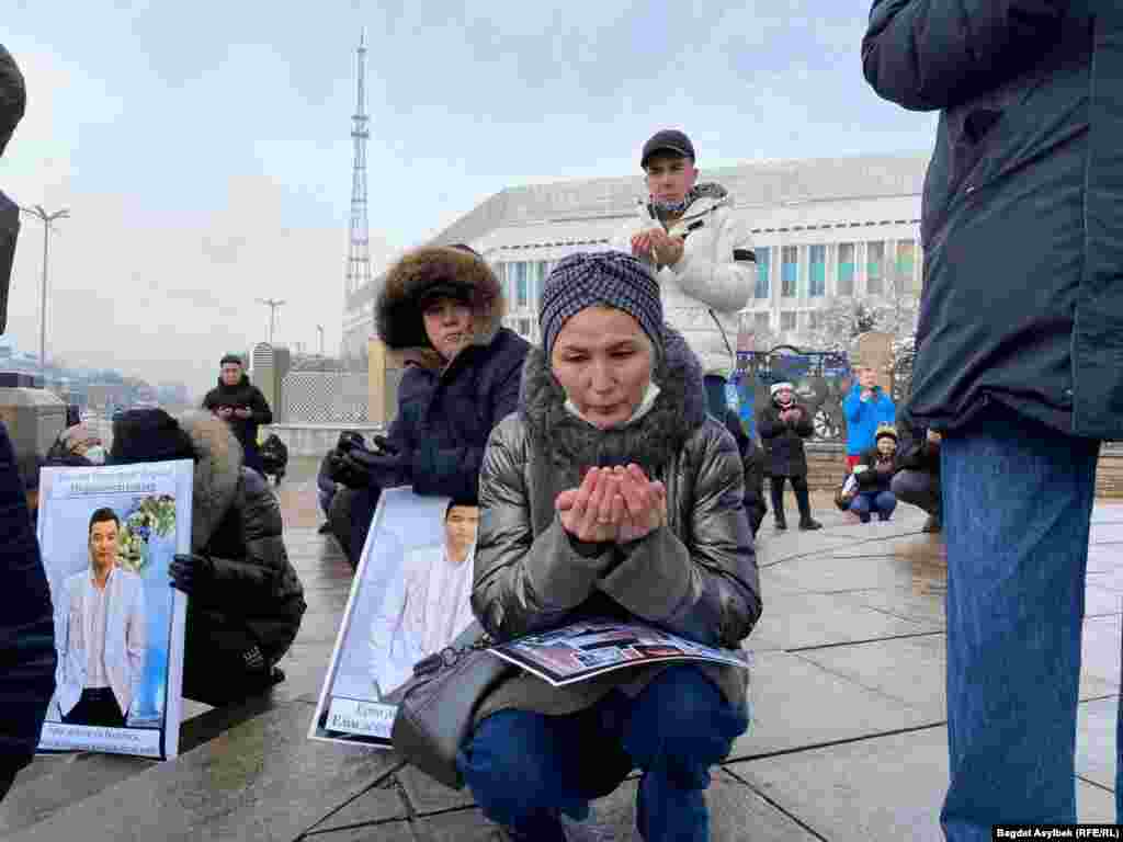 Собравшиеся прочитали молитву в память о погибших. Среди митингующих – матери погибших, раненых и задержанных молодых людей. Они вывесили списки с их именами и кричали: "Народ не террорист!"