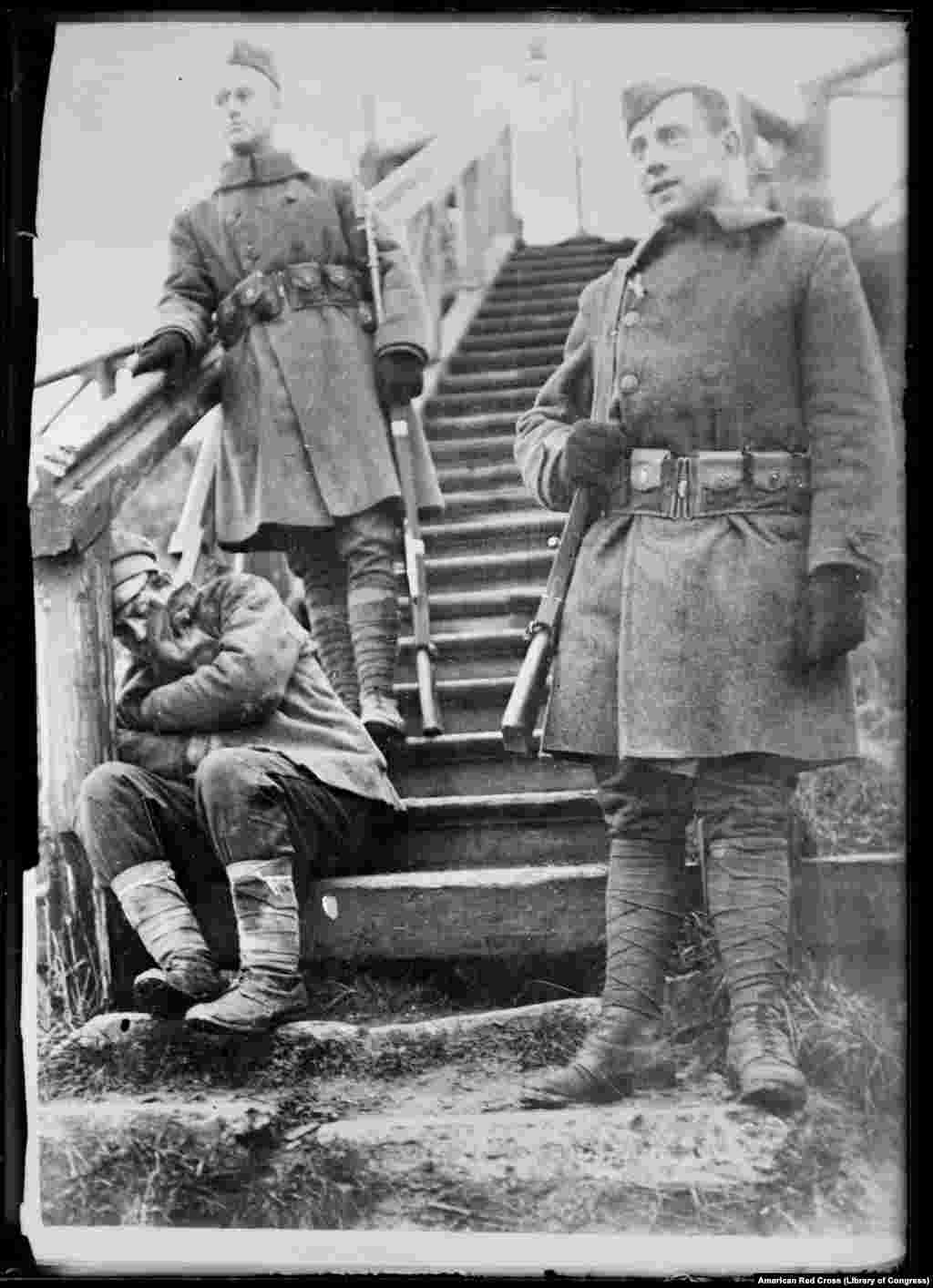 Крестьянин на ступеньках американского штаба в Архангельске – 1918 или 1919 год