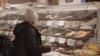 Жители Эстонии пытаются экономить на продуктах
в условиях роста цен. Что они делают? 
