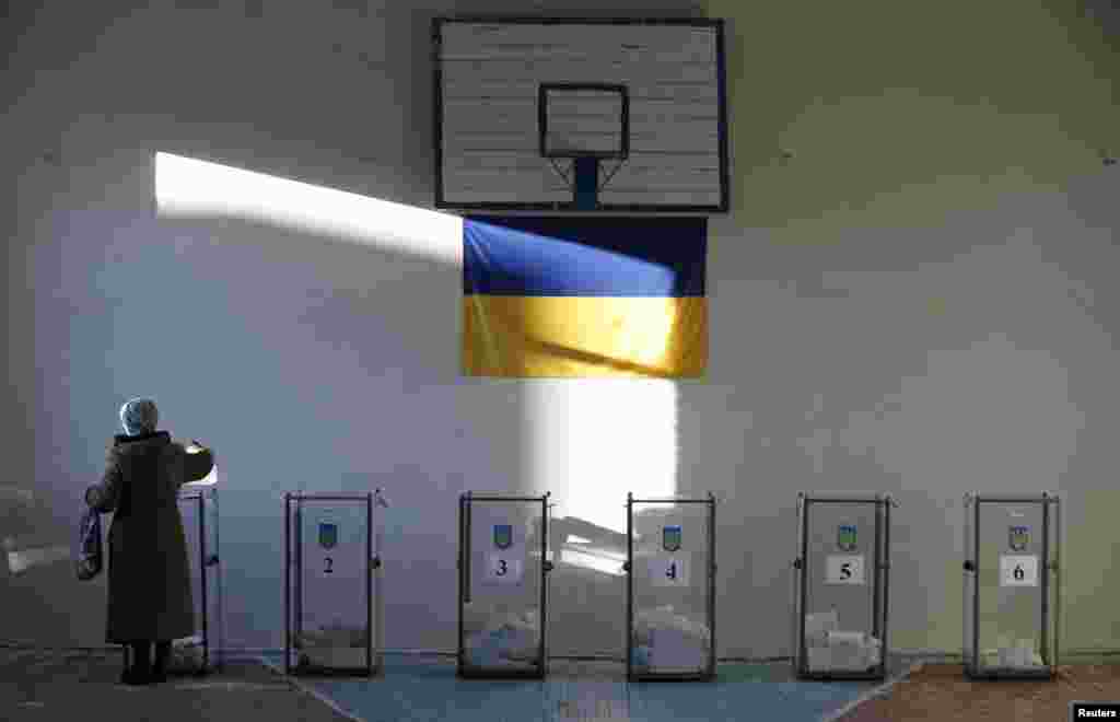 На одном из избирательных участков в селе Семеновка под Славянском - ранее эта территория находилась под контролем сепаратистов