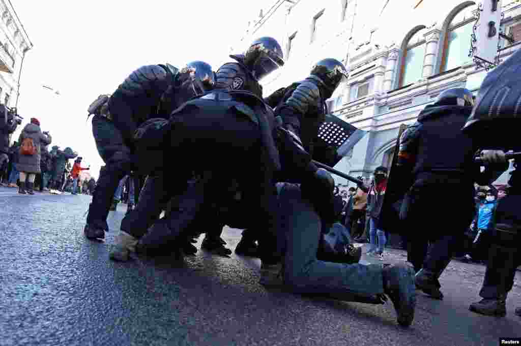 Protests are occurring in at least 13 major cities throughout Russia, including Khabarovsk, Omsk, Irkutsk, and Yekaterinburg. Here, a detention takes place in the Pacific Ocean port city of Vladivostok. 