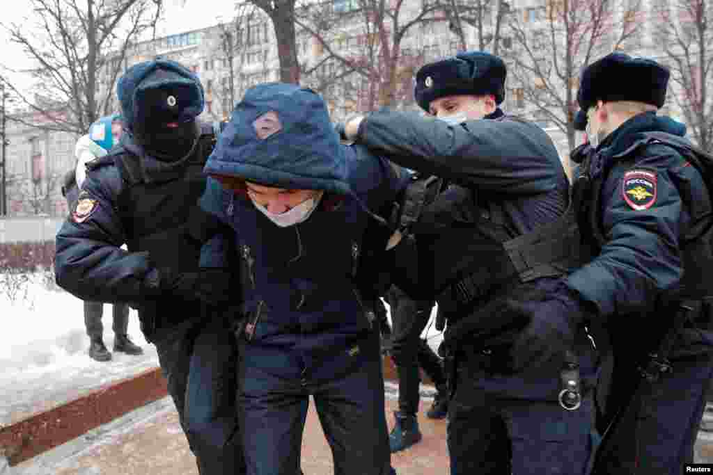 Current Time correspondent Aleksei Aleksandrov reported that the detentions in Moscow often appeared arbitrary. Young men simply standing on Pushkin Square, without posters, were targeted regularly. 