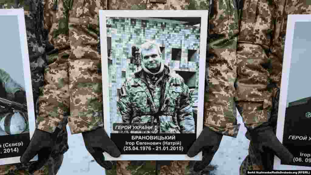 На фотографии Герой Украины, защитник Донецкого аэропорта с позывным "Натрий" Игорь Брановицкий. После подрыва боевиками перекрытия терминала он вывел раненых, а сам вернулся обратно. Вместе с другими он попал в плен к пророссийским сепаратистам. По словам очевидцев, 21 января 2015-го Игоря Брановицкого убил в плену двумя выстрелами в голову гражданин России Арсений Павлов, известный как Моторола